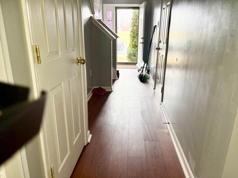 Building Photo - 927 Tipton Rd