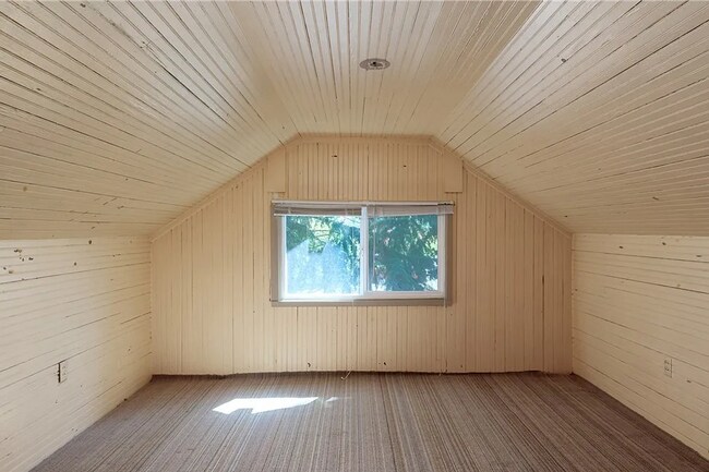 Building Photo - Beautifully Updated Craftsman in the Heart of North Tacoma
