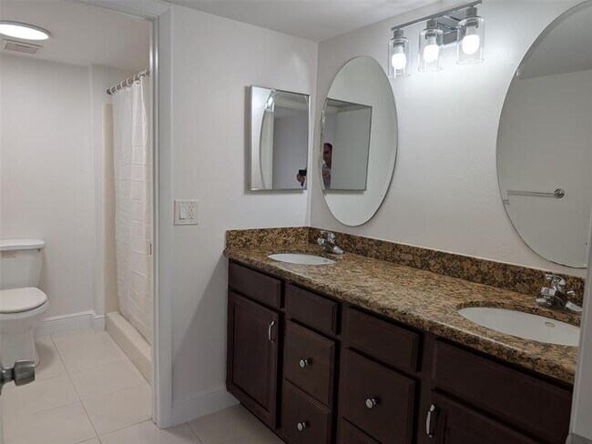Building Photo - 6550 Somerset Dr