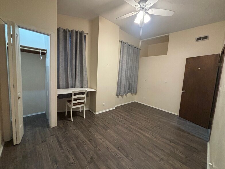 unit 2 bedroom 1 - 827 S Laflin St