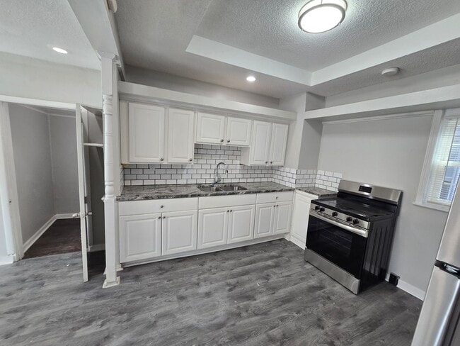 Building Photo - Rent ready renovated House