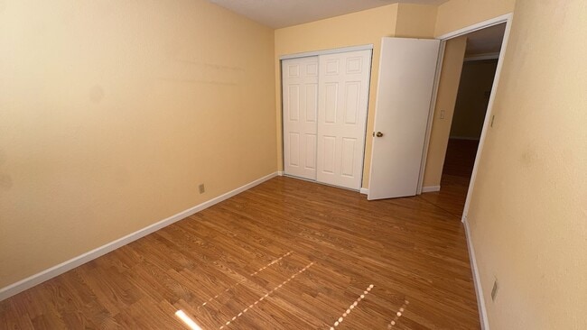 Building Photo - 649 Daffodil Dr