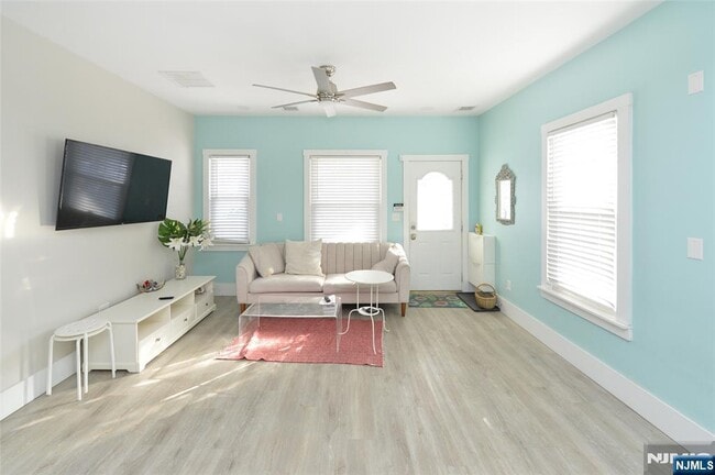 Building Photo - 117 Lake St