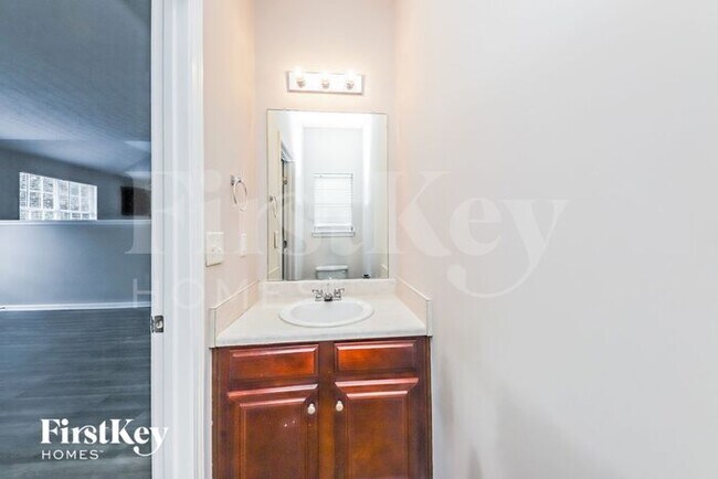 Building Photo - 419 Lake Ridge Ln