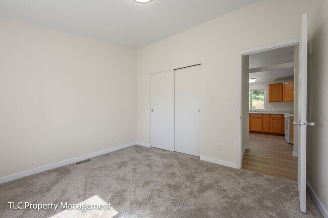 Building Photo - 3bd/2bath Home with a view!!
