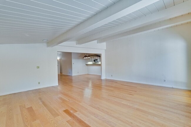 Building Photo - Spacious 4 Bed 3 Bath Home in Highly Desir...