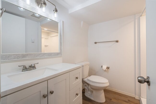 Building Photo - Spacious 4 bedroom, 2 bathroom home