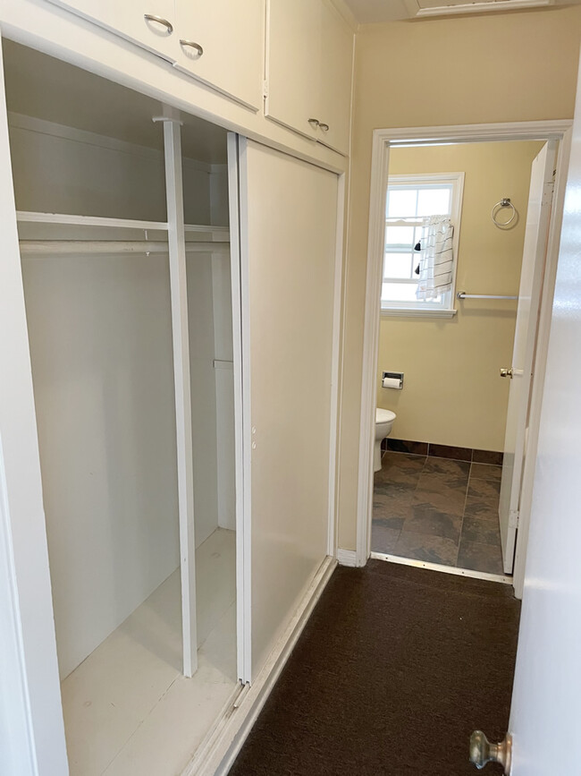 404 Landfair Avenue #2, Westwood, CA 90024 - Hallway to Bathroom - 400 Landfair Ave