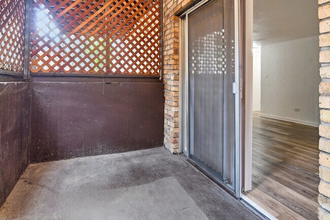 Building Photo - $1,520.95 - 2 bed, 1 bath updated ground floor Condo in Lakewood with In Unit Laundry