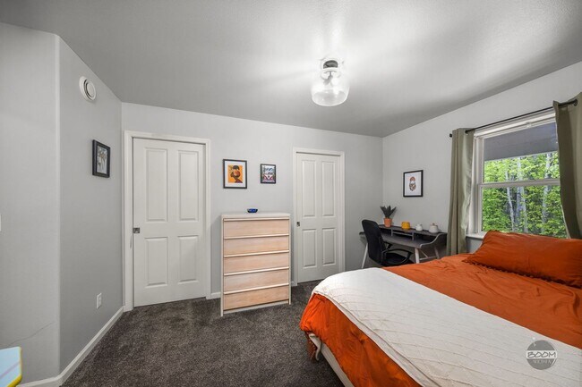 Building Photo - Charming Palmer Home!