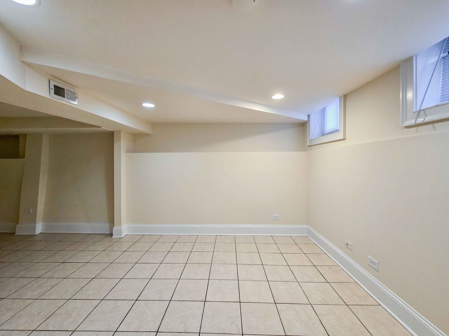 Building Photo - 877 W Lill Ave