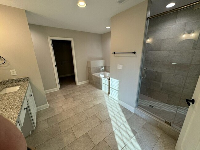 Building Photo - Knoxville 37920 - **COMING AVAILABLE August 1st** Beautiful single family home located in South K...