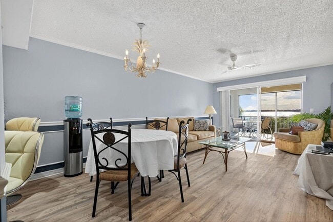 Building Photo - 390 NE Edgewater Dr