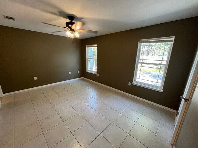 Building Photo - 1423 Mixon Dr