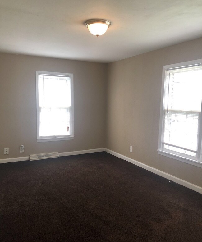 Building Photo - Gorgeous South KC Split Level