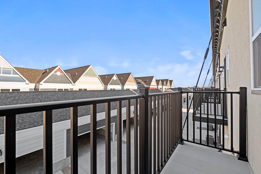 Building Photo - 445 SW Longview Blvd