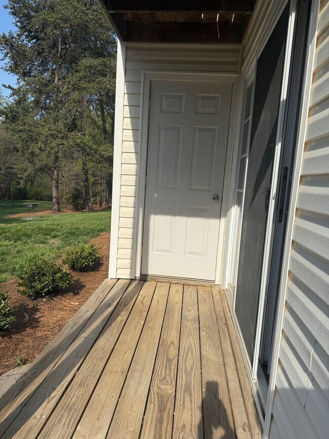 Building Photo - 2 BR in Charlestown Square