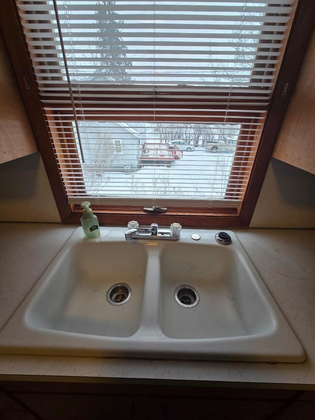 Building Photo - 210 Hendricks St