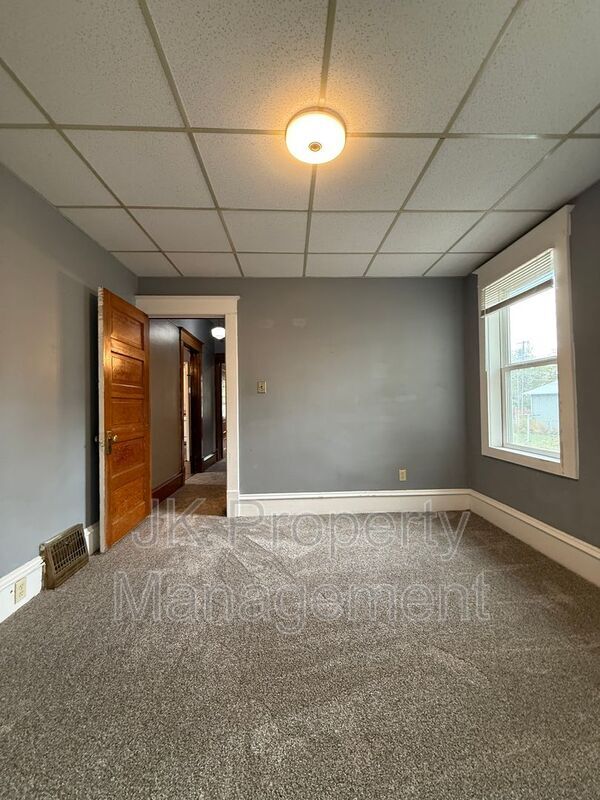 Building Photo - 609 6th Ave N