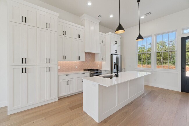Building Photo - Townhome 2 bed 2.5 bath "The Mid-Mod" in the Heart of Selah