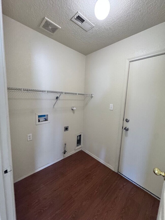 Building Photo - 760 Deerbrush Ct SW