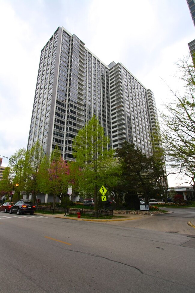 Building Photo - Updated 1 Bed, 1 Bath Steps to the Lake Av...