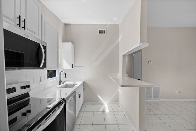 Building Photo - Modern Touches, Classic Charm—Your Bradenton Home Awaits