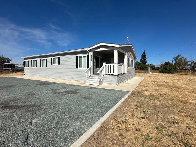 Building Photo - Updated 1 Story Home With Large Lot