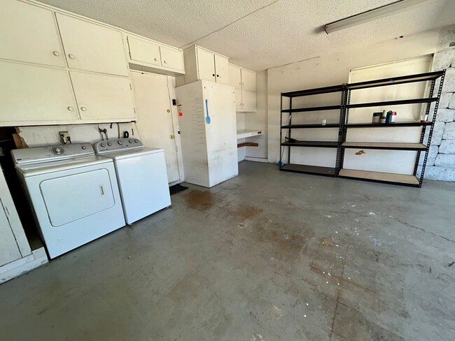 Building Photo - 4 Bed / 2 Bath Home for Rent in Huntington Beach