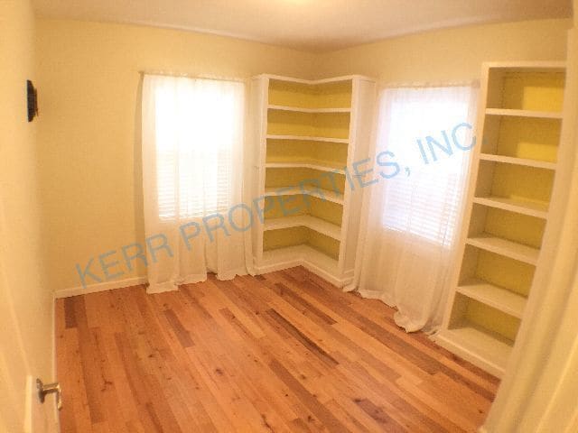 Building Photo - Charming 2-Bedroom Home with Spacious 1606 Sq Ft Living Space in Portland's SE Knapp St!