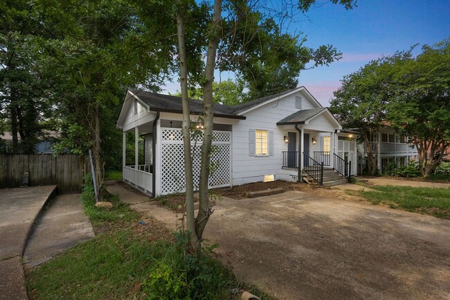 Building Photo - Charming 1BR Duplex in Jackson