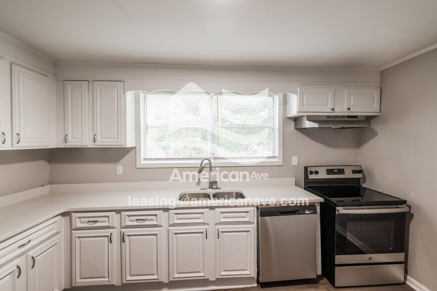 Building Photo - 2510 4th St E