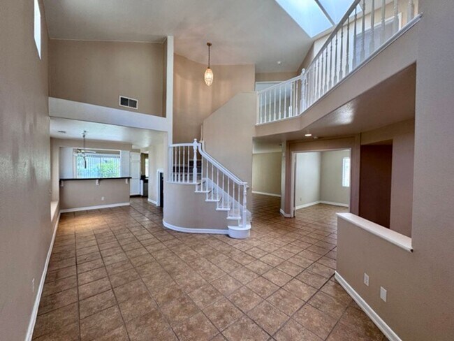 Building Photo - Spacious 4 Bedroom Home with Expansive Bac...