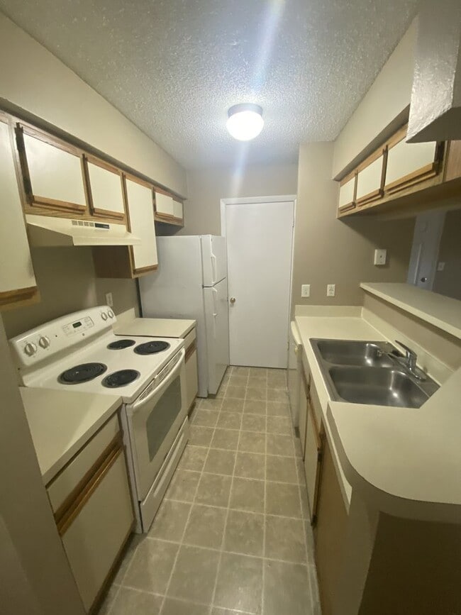 Building Photo - 1 bedroom 1 bath with fireplace and a view