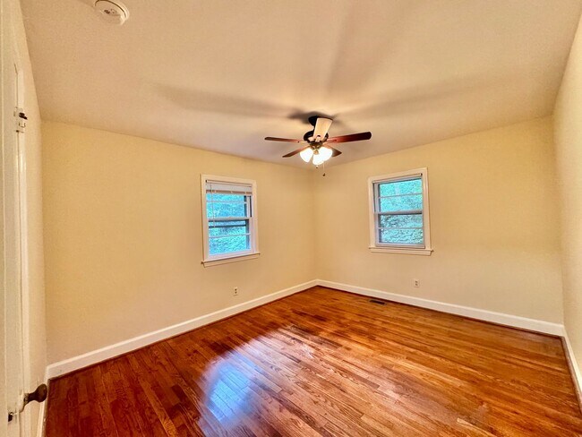 Building Photo - Walk to UNC and Merritt's Store!