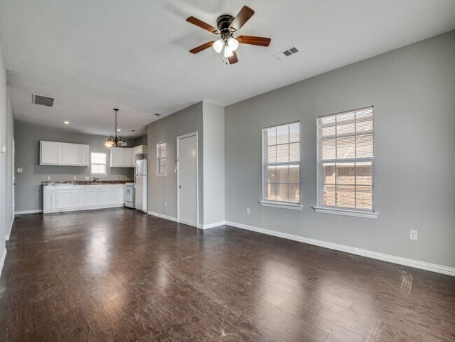 Building Photo - Jewel St- Duplex