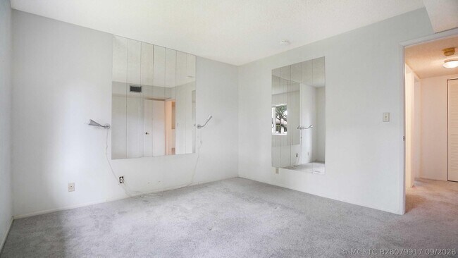 Building Photo - 505 Gardens Dr