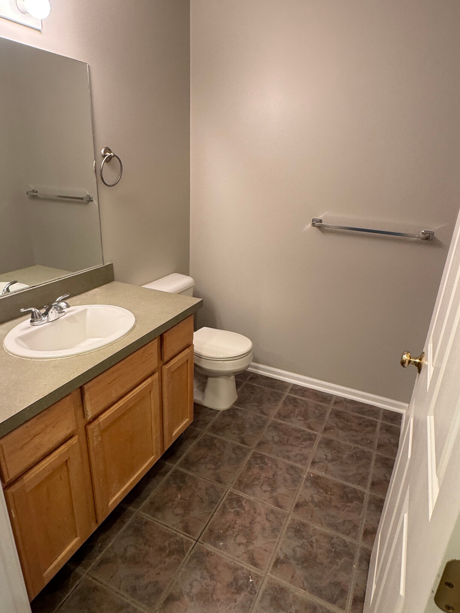 2nd Bathroom with Shower/Tub - 2838 S Knightsbridge Cir
