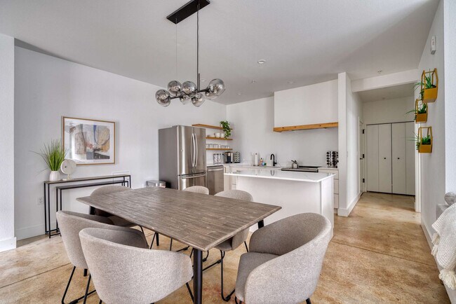 Building Photo - 4980 N Vancouver Ave