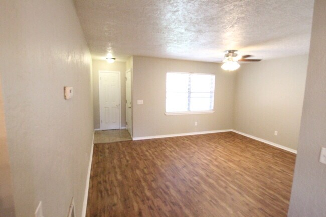 Building Photo - 4029 N Nicklas Ave