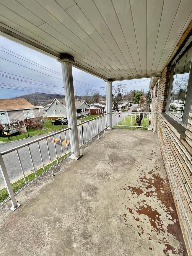 Building Photo - 516 Kensington Ave