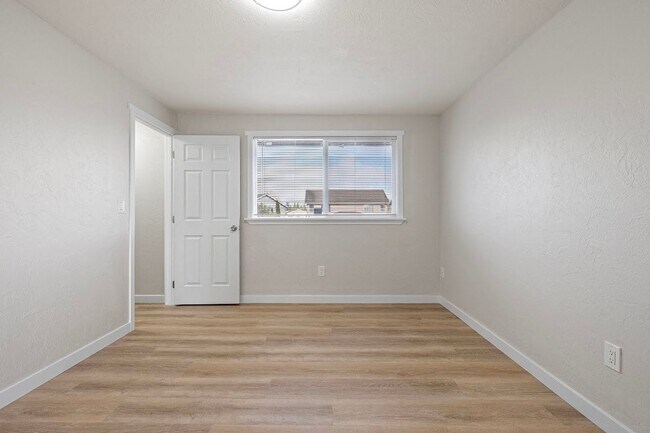 Building Photo - Fantastic 3-Bedroom, 1.5-Bath Duplex With landscaping Included!