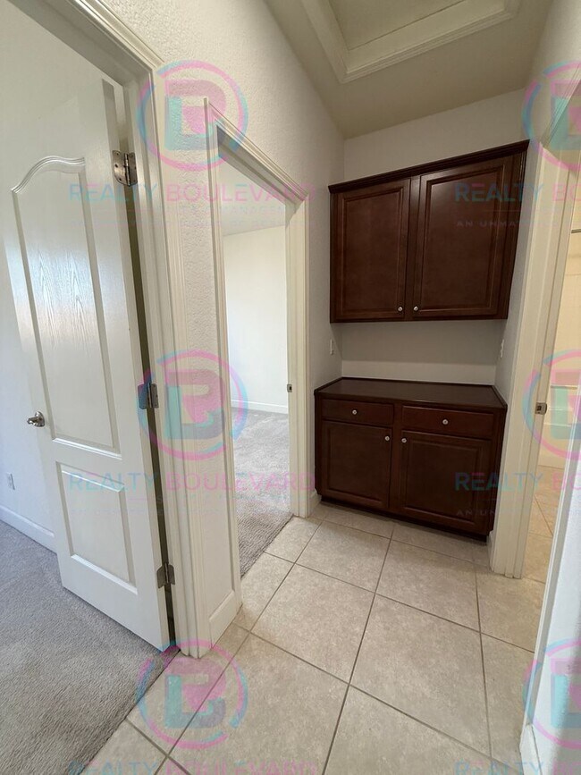 Building Photo - Gorgeous Newer 3 Bedroom Home! Located off...