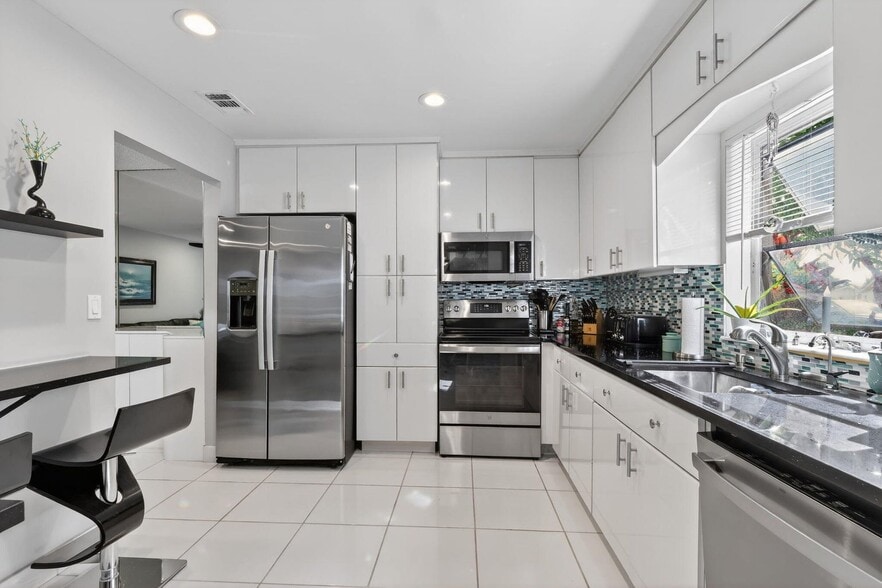 Building Photo - 6357 Overland Dr