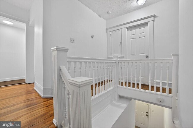 Building Photo - 713 Monmouth St