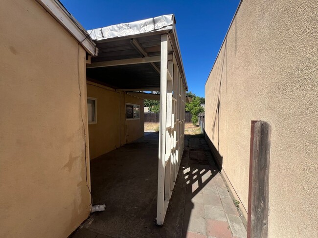 Building Photo - Single story 3 bedroom with two car garage!