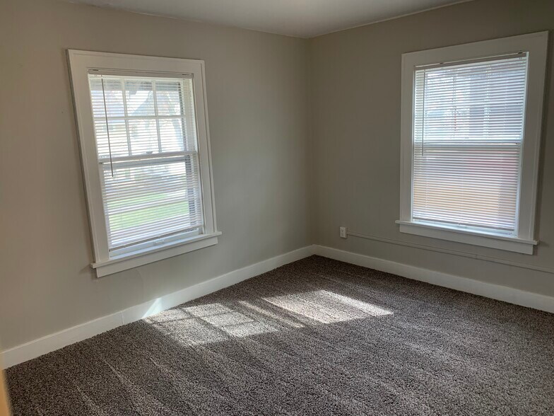 Building Photo - 8 Dean St NE