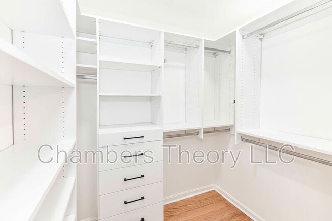 Building Photo - 9205 Hamilton Dr