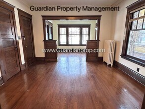 Building Photo - Spacious Condo With Office, Dishwasher, 1 Parking Space, Hardwood Floors, Free Laundry