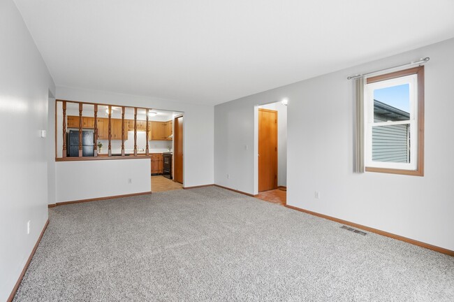 Building Photo - 9412 Vista Park Dr